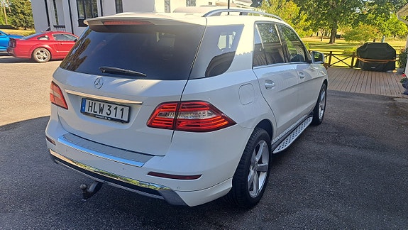 Mercedes-Benz ML350 4 of 12