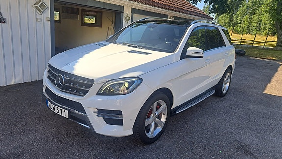 Mercedes-Benz ML350 2 of 12