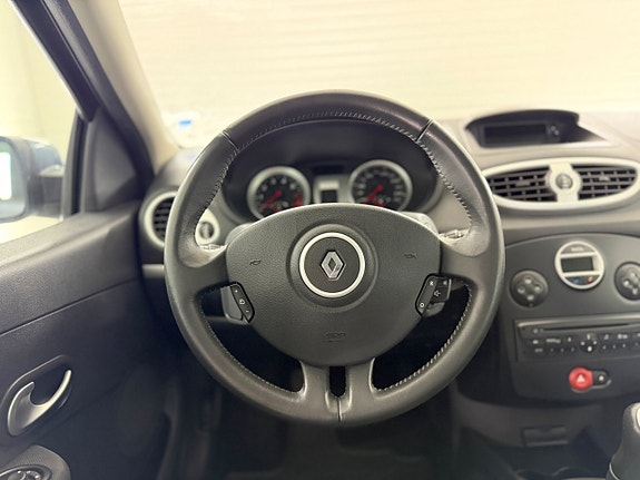 Renault Clio 19 of 22