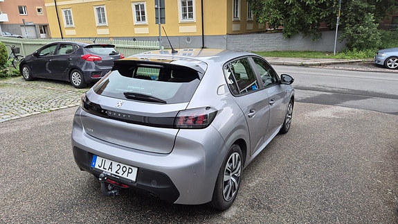 Peugeot 208 4 of 6