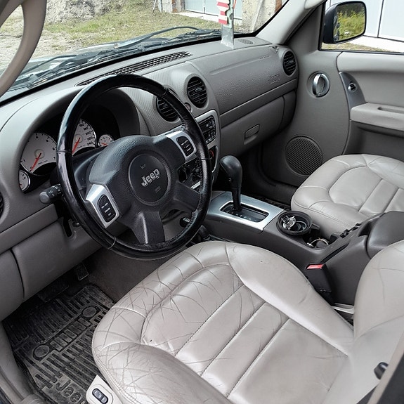 Jeep Cherokee 6 of 7