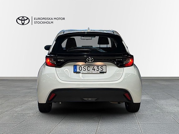 Toyota Yaris 4 of 12