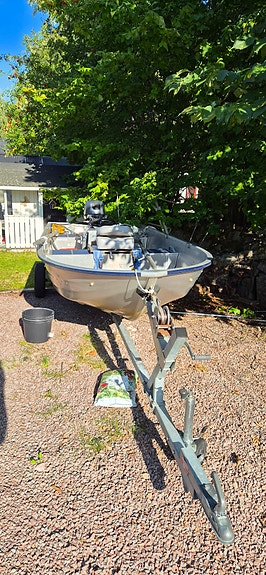 Linder Sportsman 400 – Yamaha 15 hk – 30-kärra – Garmin ekolod 2 of 9