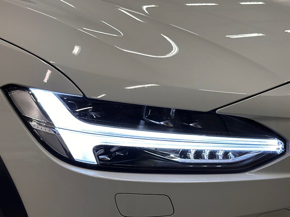 Volvo V90 Cross Country 2 of 30