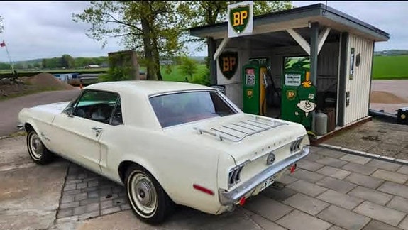 Ford Mustang 2 of 4