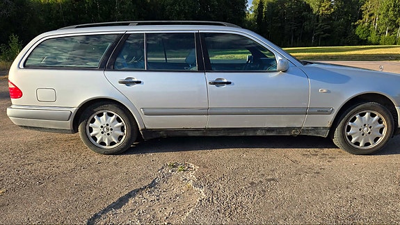 Mercedes-Benz E280 4 of 9
