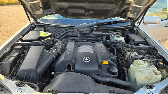 Mercedes-Benz E280 3 of 9
