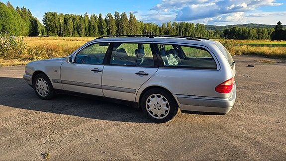 Mercedes-Benz E280 2 of 9