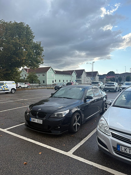 BMW 525i 2 of 4