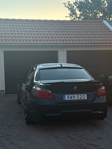 BMW 525i 3 of 4