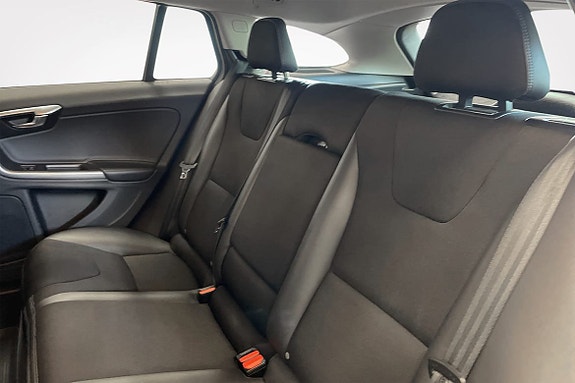 Volvo V60 Cross Country 7 of 16