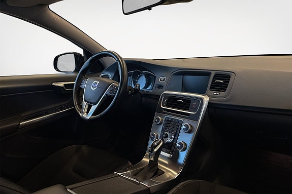 Volvo V60 Cross Country 9 of 16