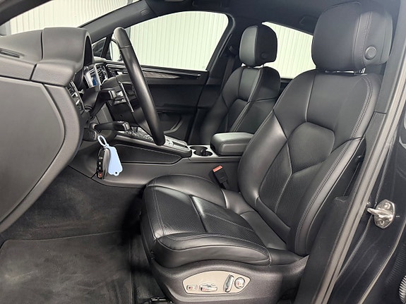 Porsche Macan S 10 of 30