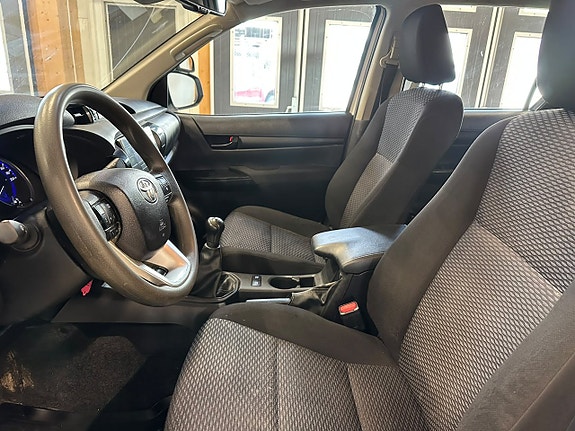 Toyota HiLux 10 of 20