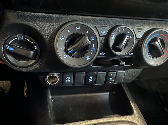 Toyota HiLux 14 of 20