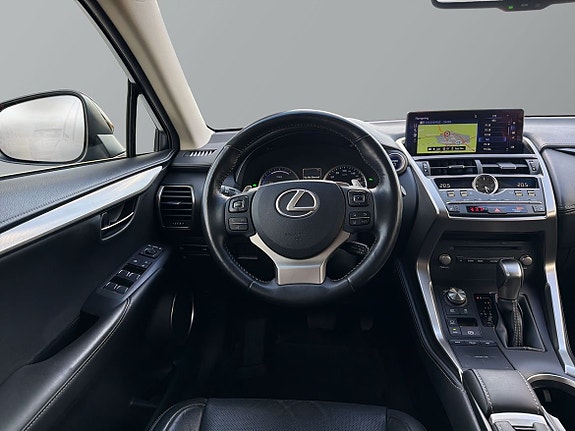 Lexus NX300h 10 of 23