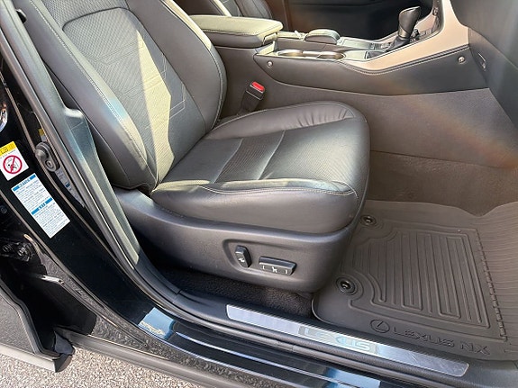 Lexus NX300h 12 of 23