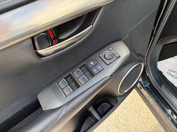 Lexus NX300h 15 of 23