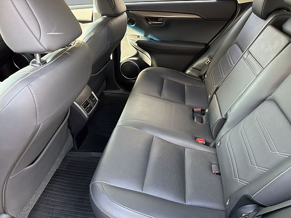Lexus NX300h 8 of 23