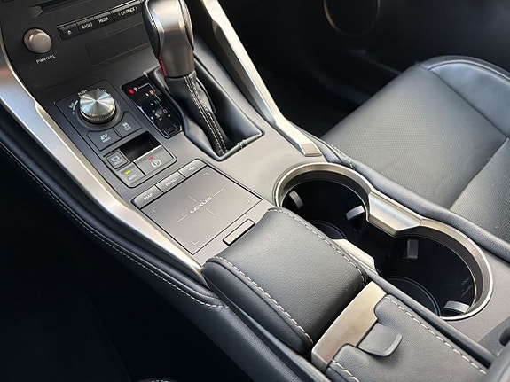 Lexus NX300h 20 of 23