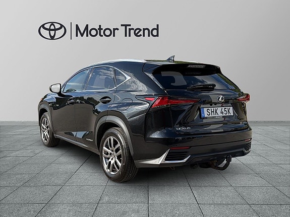 Lexus NX300h 2 of 23