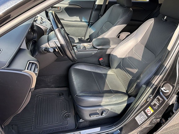Lexus NX300h 17 of 23