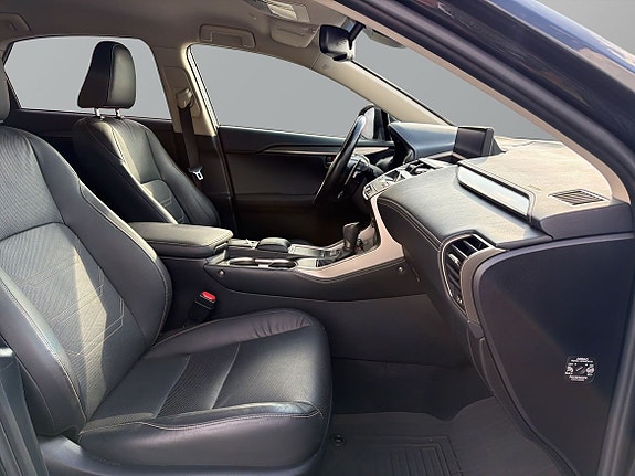 Lexus NX300h 7 of 23