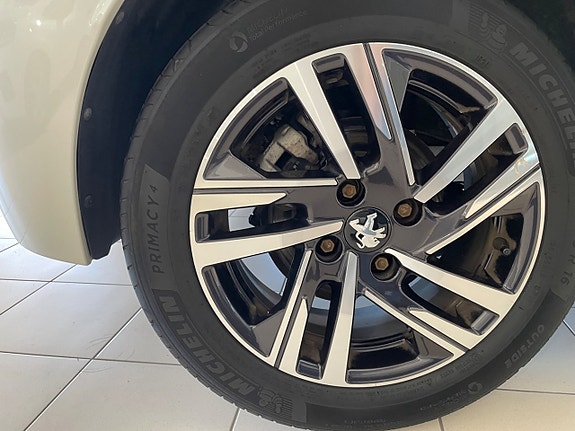 Peugeot 208 9 of 17