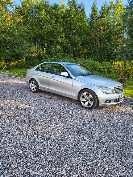 Mercedes-Benz 200 D 2 of 4
