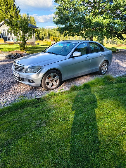 Mercedes-Benz 200 D 3 of 4