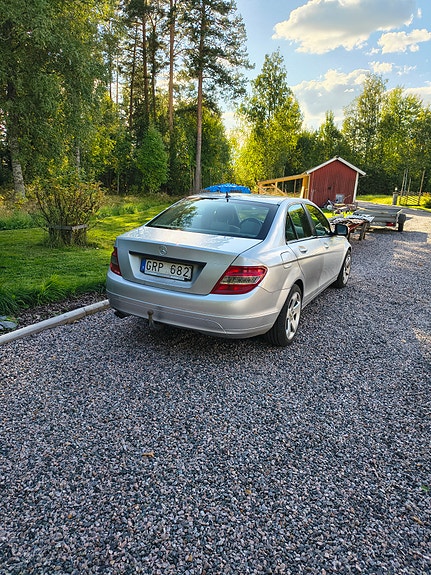 Mercedes-Benz 200 D 4 of 4