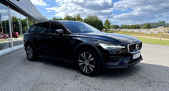 Volvo V60 Cross Country 2 of 10