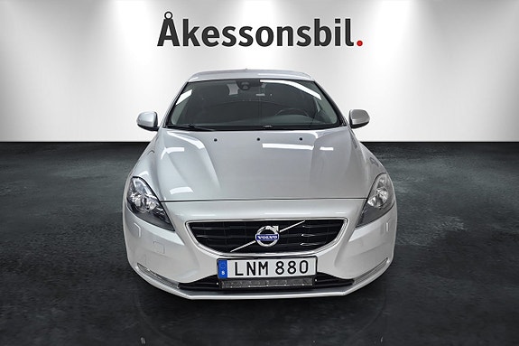 Volvo V40 2 of 9