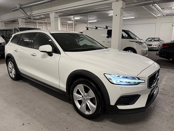 Volvo V60 Cross Country 2 of 18