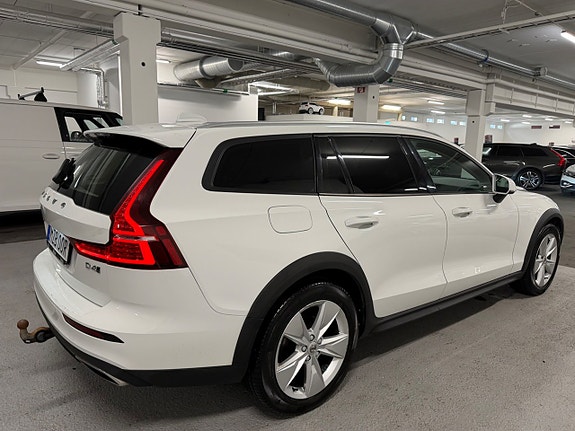 Volvo V60 Cross Country 3 of 18
