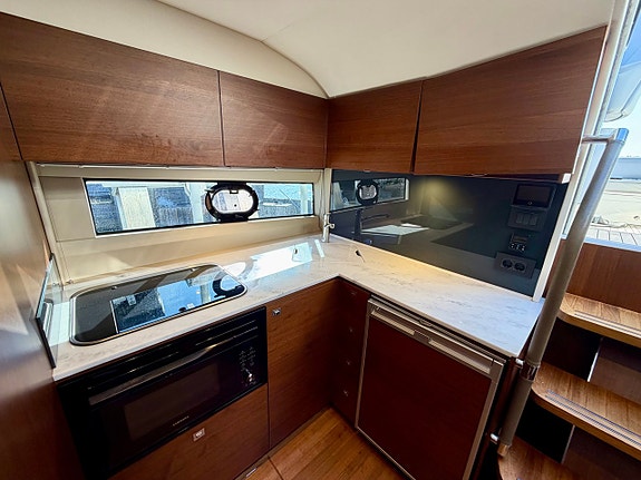 Princess V40 - 2 x Volvo Penta D6-370 12 of 24