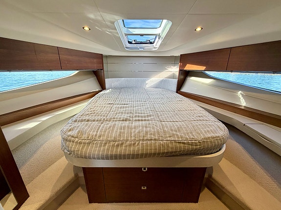 Princess V40 - 2 x Volvo Penta D6-370 16 of 24