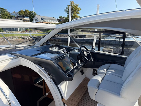 Princess V40 - 2 x Volvo Penta D6-370 8 of 24