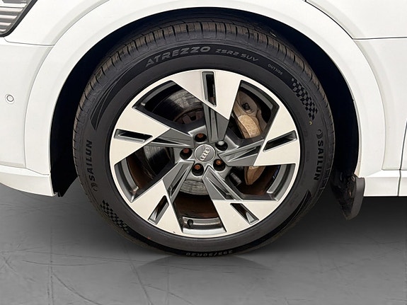 Audi e-tron 29 of 30
