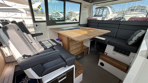 Axopar 37 Aft Cabin -2018 11 of 17