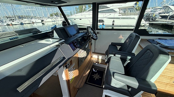 Axopar 37 Aft Cabin -2018 9 of 17