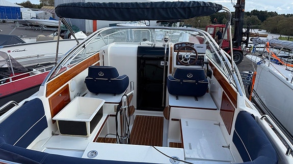 Aquador 23 DC / Volvo Penta 5,0 GXI -04 4 of 10