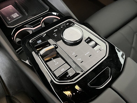 BMW i5 8 of 15