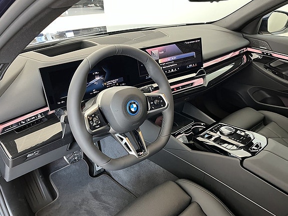 BMW i5 7 of 16
