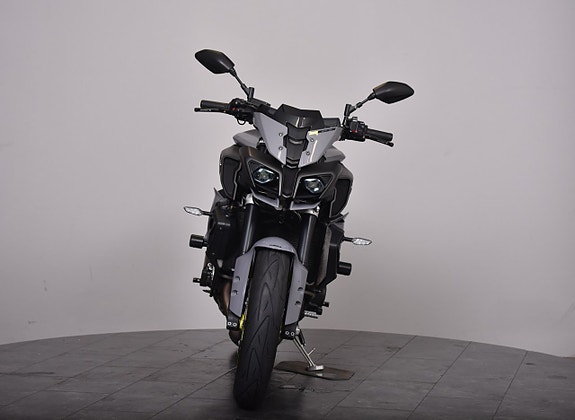 Yamaha MT-10 ABS / AKRAPOVIC / NYSERVAD ETC! 2 of 18