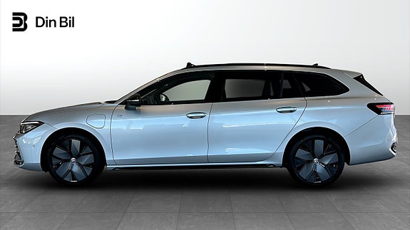 Volkswagen Passat 2 of 15