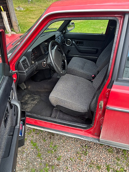 Volvo 240 3 of 6