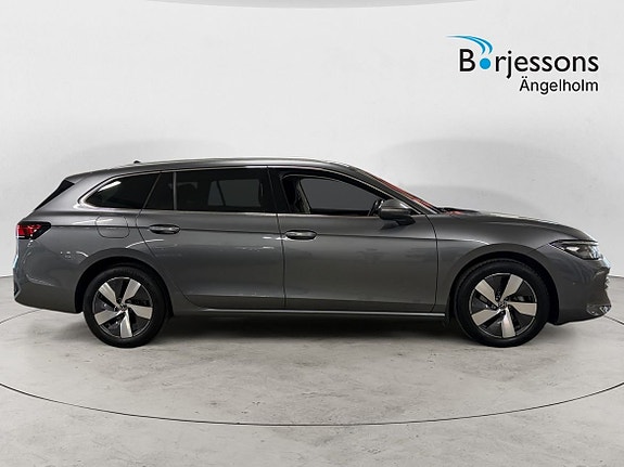 Volkswagen Passat 2 of 15