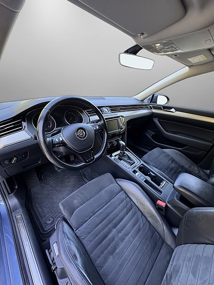 Volkswagen Passat 13 of 30