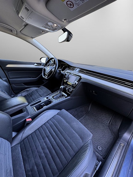 Volkswagen Passat 16 of 30